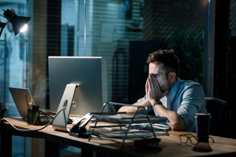 Dataverlies op het werk doet een medewerker misnoegd naar zijn scherm kijken