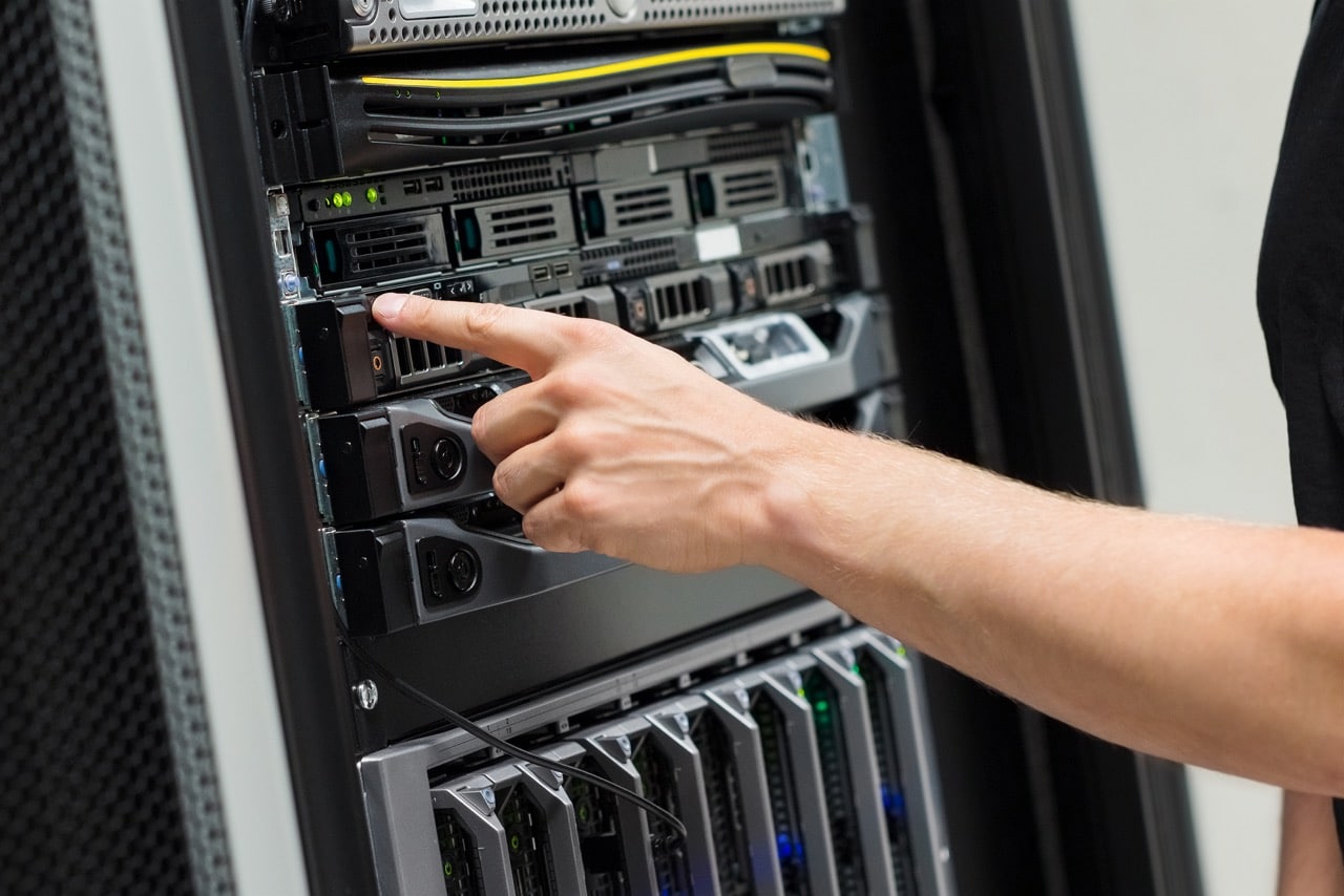 IT-specialist schakelt een server in in een datacenter