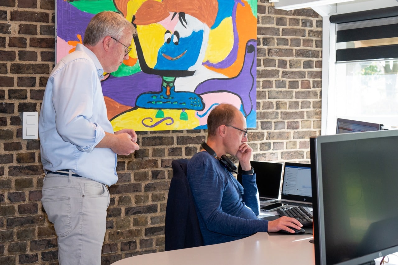 Senior system engineer in overleg